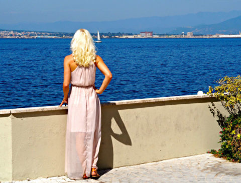 BLONDINA ITALIALAISISSA HÄISSÄ